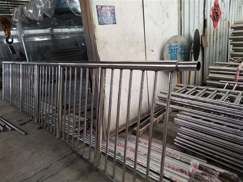 桂林不锈钢复合管扶手护栏工厂直接报价