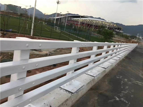 杭州防撞护栏钢立柱可按客户需求生产
