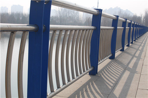 不锈钢桥梁防护栏杆质量过硬附近公司