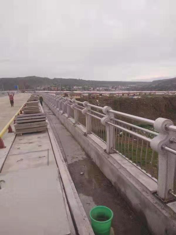 牡丹江钢板立柱天桥护栏杆