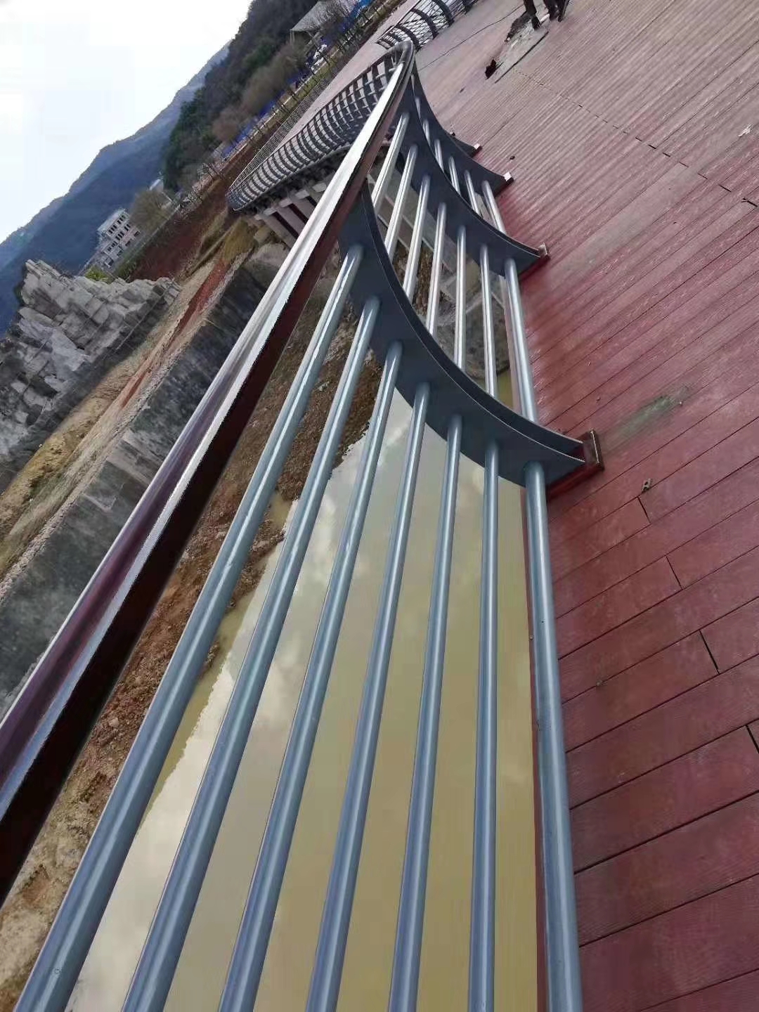 鹤岗防撞碳素钢喷漆护栏使用寿命长
