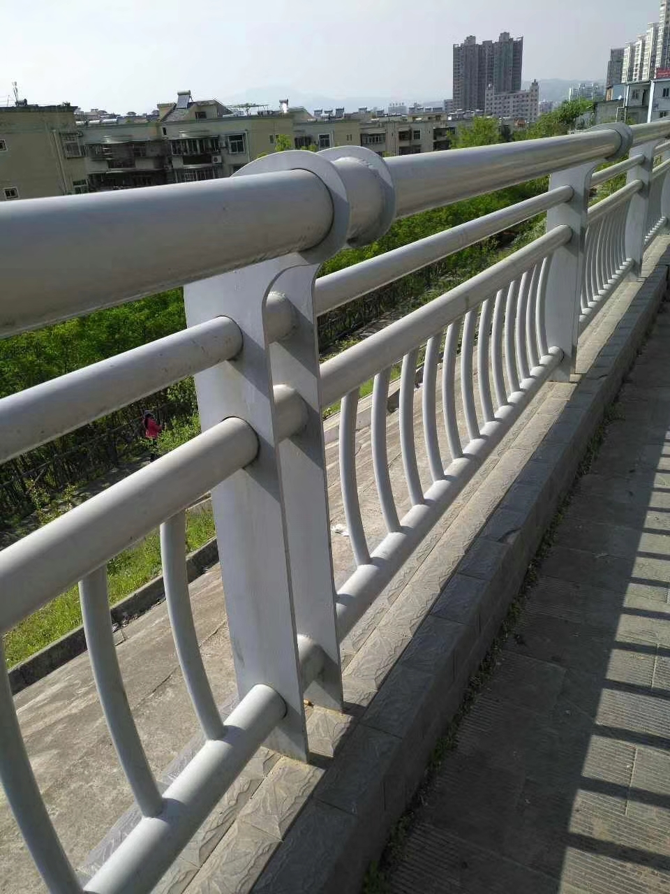 钢索护栏适用广泛经久耐用
