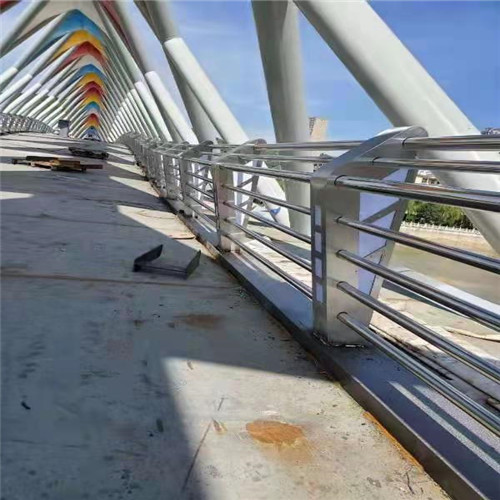 新疆维吾尔自治区不锈钢碳素钢复合管栏杆款式新颖