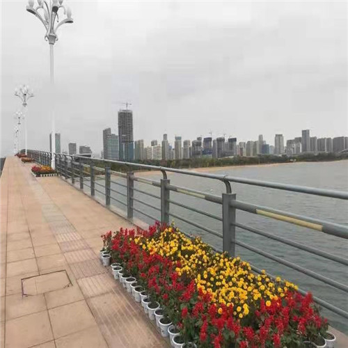 青海省不锈钢碳素钢复合管护栏耐腐蚀
