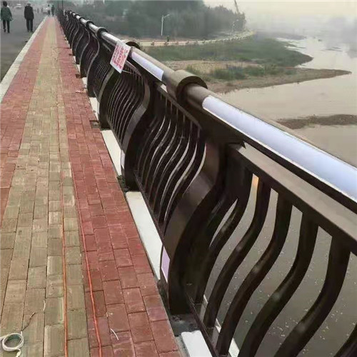 黑龙江省桥梁钢板立柱喷塑使用寿命长